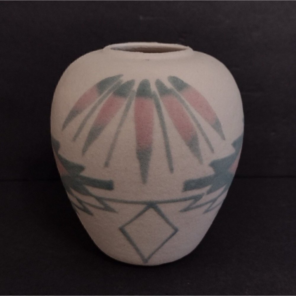 Vintage 1980s Navajo Native American Sand Art Vase Signed Aztec Design 5.5" - Picture 2 of 7